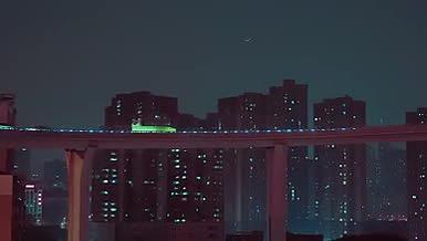 城市夜景月亮下立交桥交通公交车视频的预览图